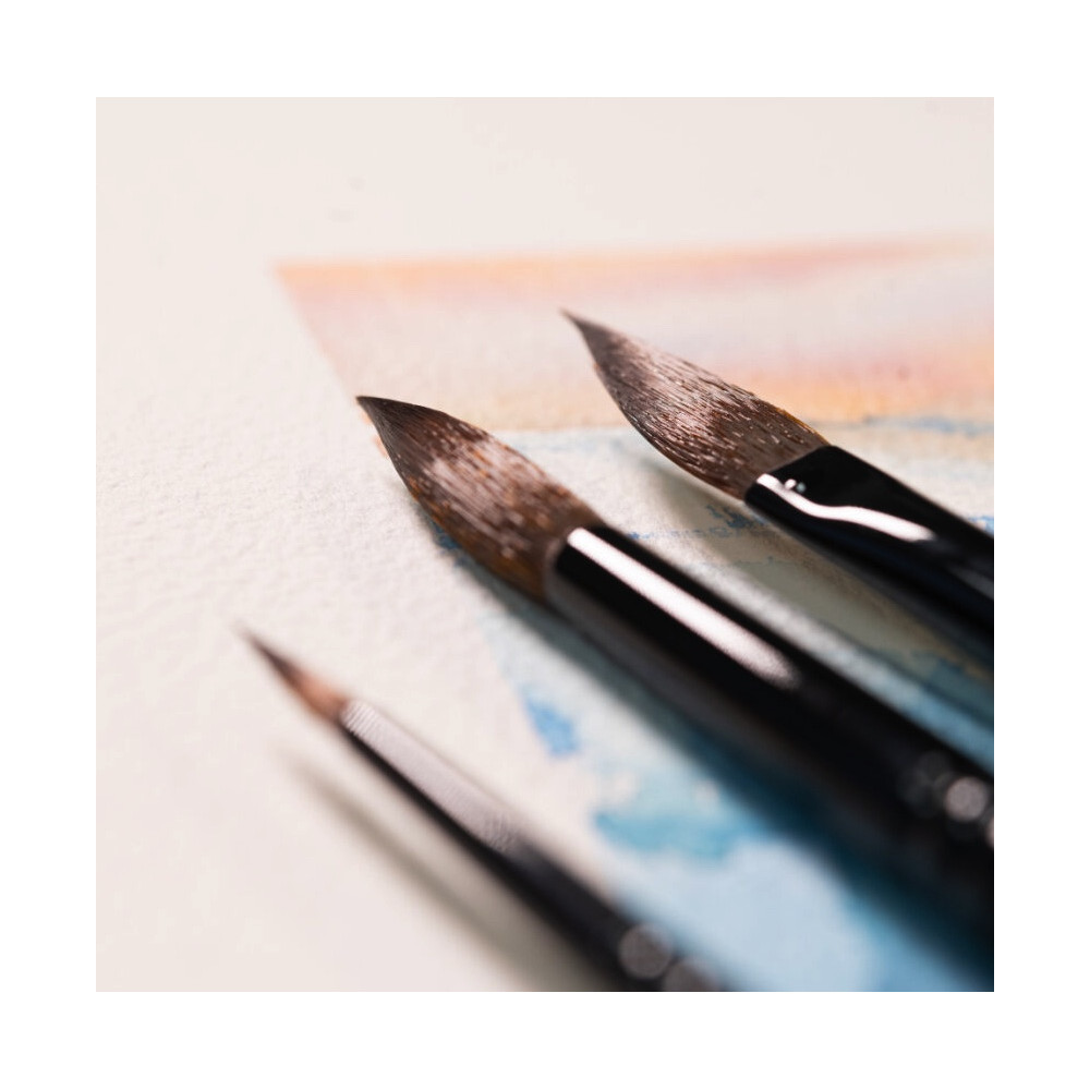 Dagger, synthetic bristles, Stradivarius brush, 8341 series - Raphael - no. 4