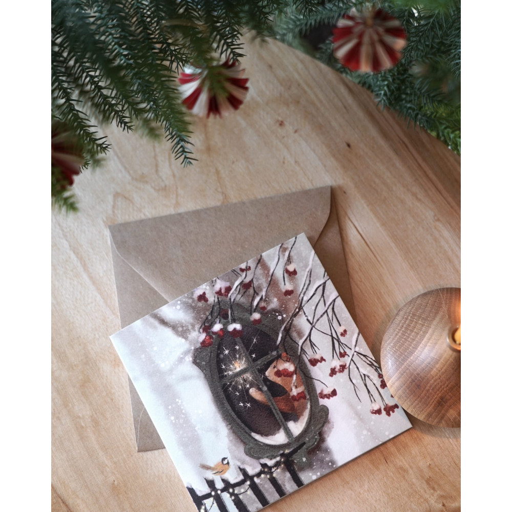 Kartka okolicznościowa - Hi Little - Miś w oknie świątecznym 14,5 x 14,5 cm